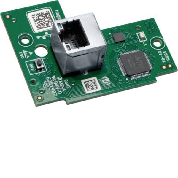 Grüne Leiterplatte mit einem RJ45-Ethernet-Anschluss, Chip und QR-Etiketten, wahrscheinlich ein Netzwerkschnittstellenmodul.