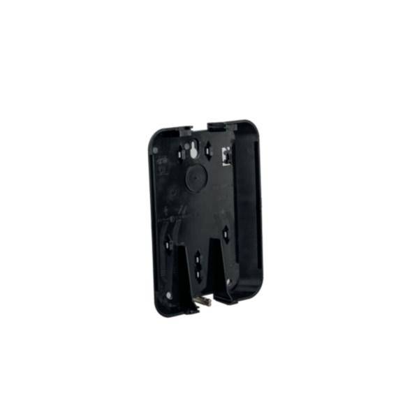 Schwarze Kunststoff-Wandhalterung oder Batteriegehäusehalter auf weißem Hintergrund dargestellt.