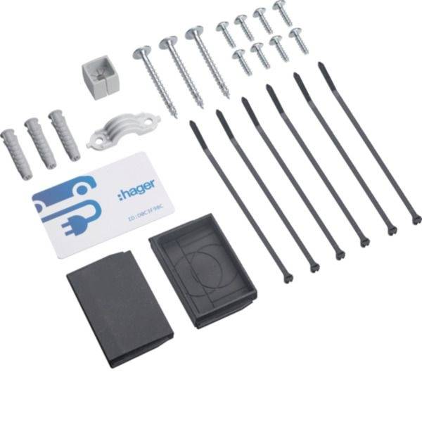 Sortiertes Hardware-Set mit Schrauben, Wanddübeln, einer Metallhalterung, Kabelbindern und zwei schwarzen Kunststoffteilen sowie einer Hager-Etikettenkarte.