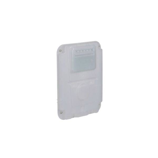 An der Wand montiertes Stromzählerkärtchen mit einem kleinen digitalen Display und versiegeltem Kunststoffdeckel auf weißem Hintergrund.