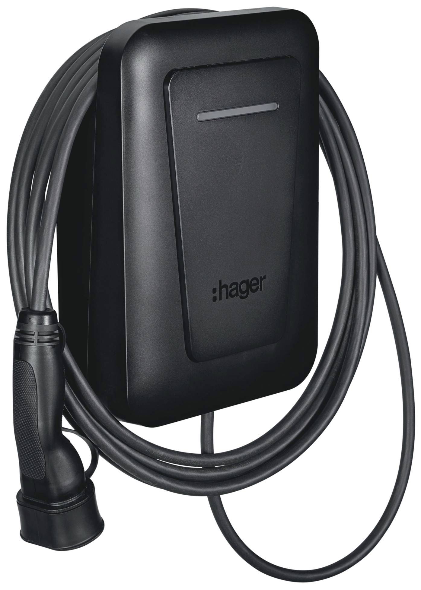 Schwarz Hager an der Wand montierte EV-Ladestation mit angebrachtem Ladekabel und Stecker, gezeigt auf weißem Hintergrund.