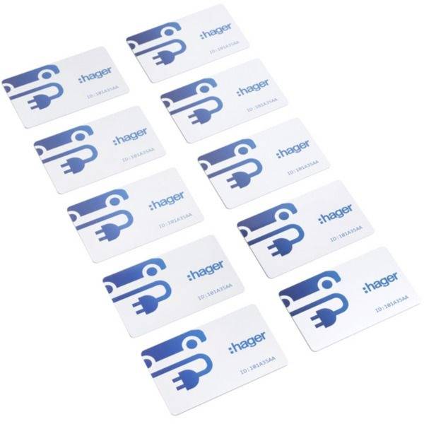 Mehrere weiße Hager-Ausweiskarten mit blauem Logo und Stecker-Symbol, diagonal auf einfachem Hintergrund angeordnet.