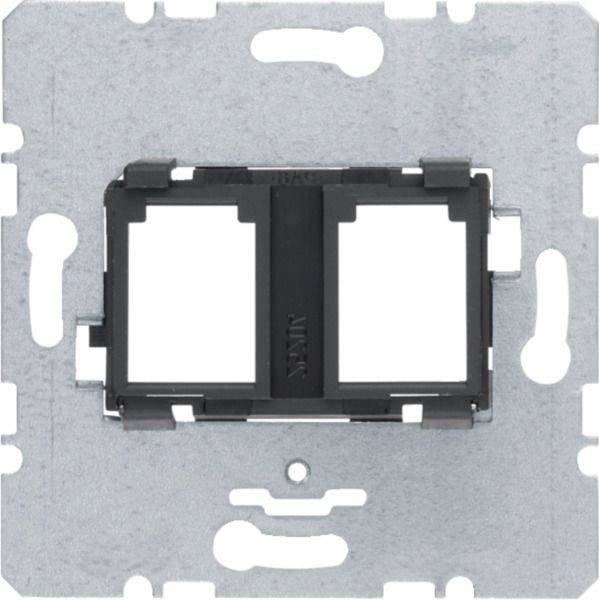 Metallische elektrische Wandplatte mit einem schwarzen zweiflächigen Schalter- oder Steckdosenrahmen, der darauf zentriert ist