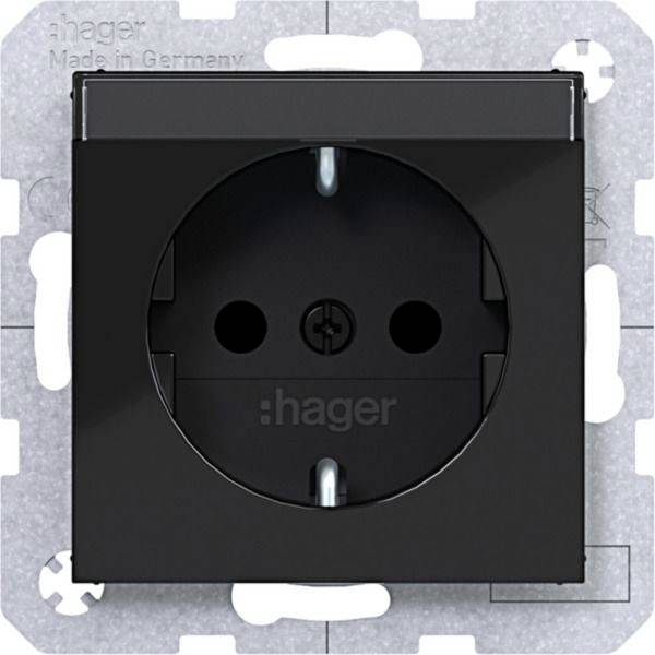 Schwarze Hager Elektrosteckdose auf einer Metallmontageplatte, zentrierte Frontansicht.