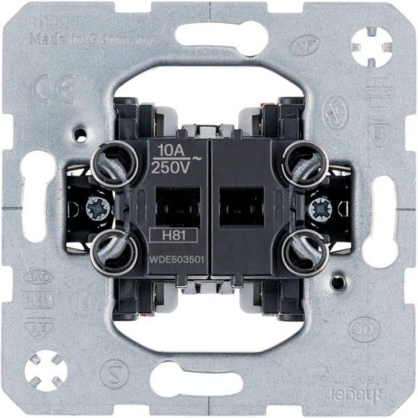 Rückansicht eines 10A 250V Elektrowandschalter-Mechanismus, der in einem Metallrahmen montiert ist.
