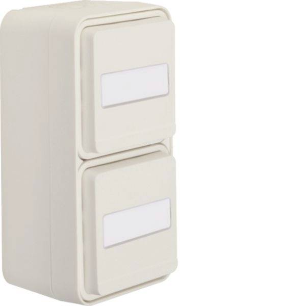 Beige Elektrosteckdose mit zwei Buchsen und Abdeckung mit zwei leeren Beschriftungsfenstern.