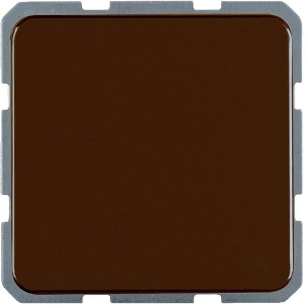 Nahaufnahme eines quadratischen braunen Computerchips oder Prozessors, von oben auf weißem Hintergrund betrachtet.
