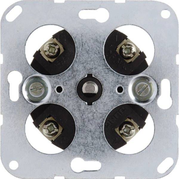 Nahaufnahme einer Metall-Elektroverteilerdose oder Schalter-Montageplatte mit vier Schraubklemmen und seitlichen Verstellschrauben.
