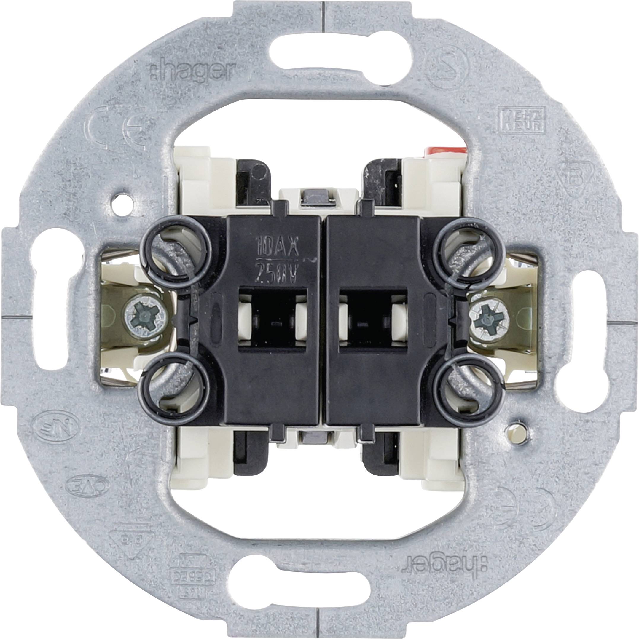 Vorderansicht eines Hager-Elektroanschluss-Mechanismus für die Wandmontage mit metallischem Befestigungsrahmen und schwarzem Dual-Port-Anschluss, isoliert auf weißem Hintergrund dargestellt.