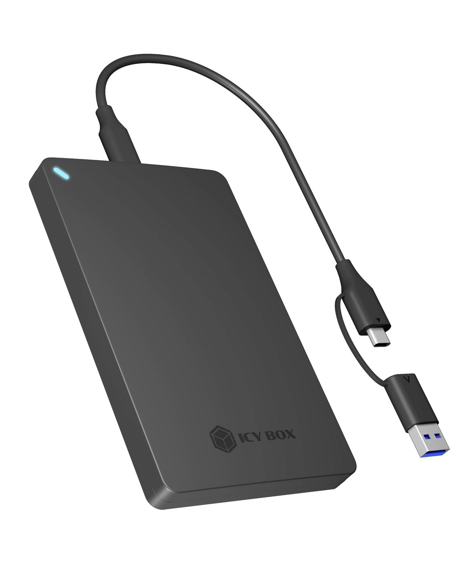 Tragbare externe SSD mit angeschlossenem USB-C-Kabel und USB-A-Adapter, auf weißem Hintergrund dargestellt.