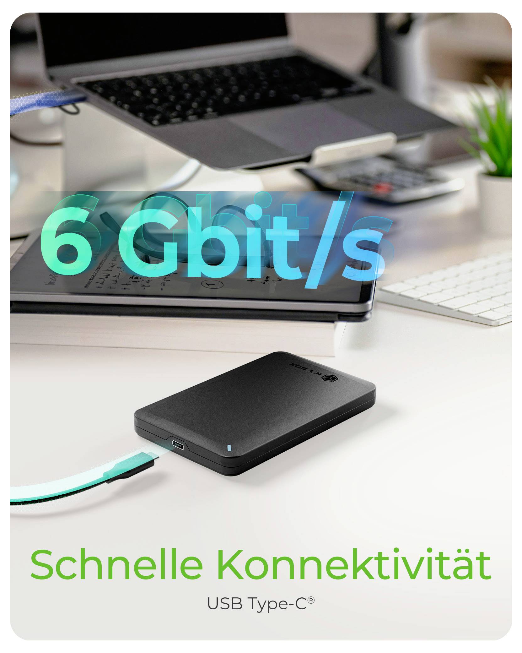 Tragbares externes Laufwerk auf einem Schreibtisch mit einem USB-C-Kabel, gekennzeichnet mit „6 Gbit/s