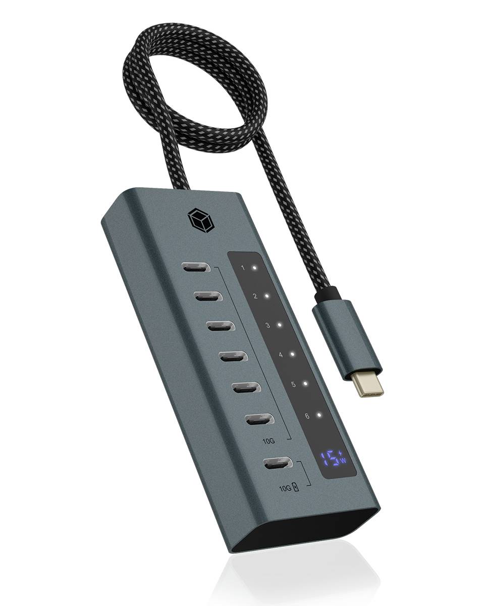 Tragbarer USB-C-Hub mit geflochtenem Kabel, mehreren Anschlüssen und blauem digitalen Leistungsdisplay, das 15W anzeigt.
