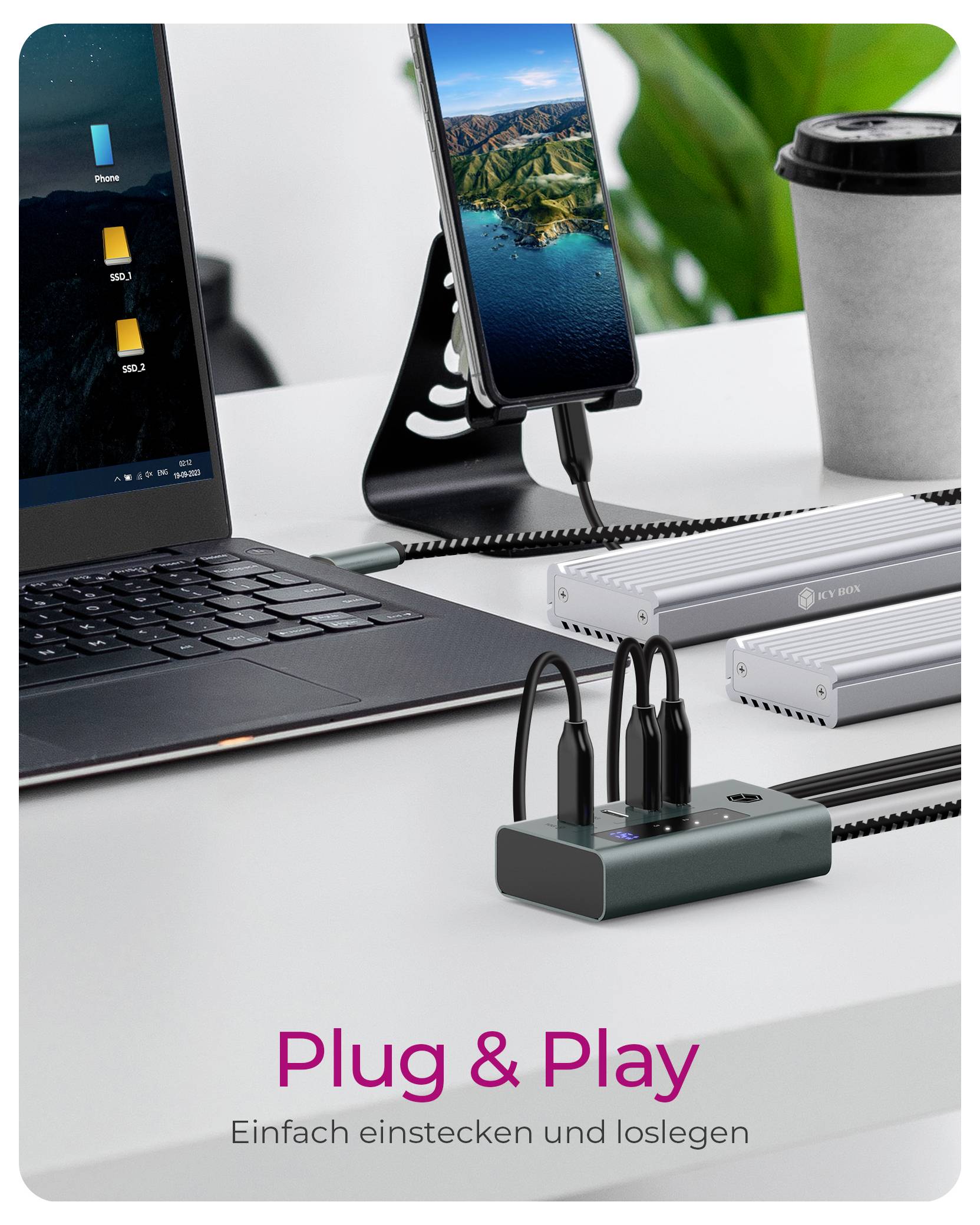 Laptop und Smartphone verbunden mit einem Multiport-Ladegerät auf einem Schreibtisch; Text lautet „Plug & Play