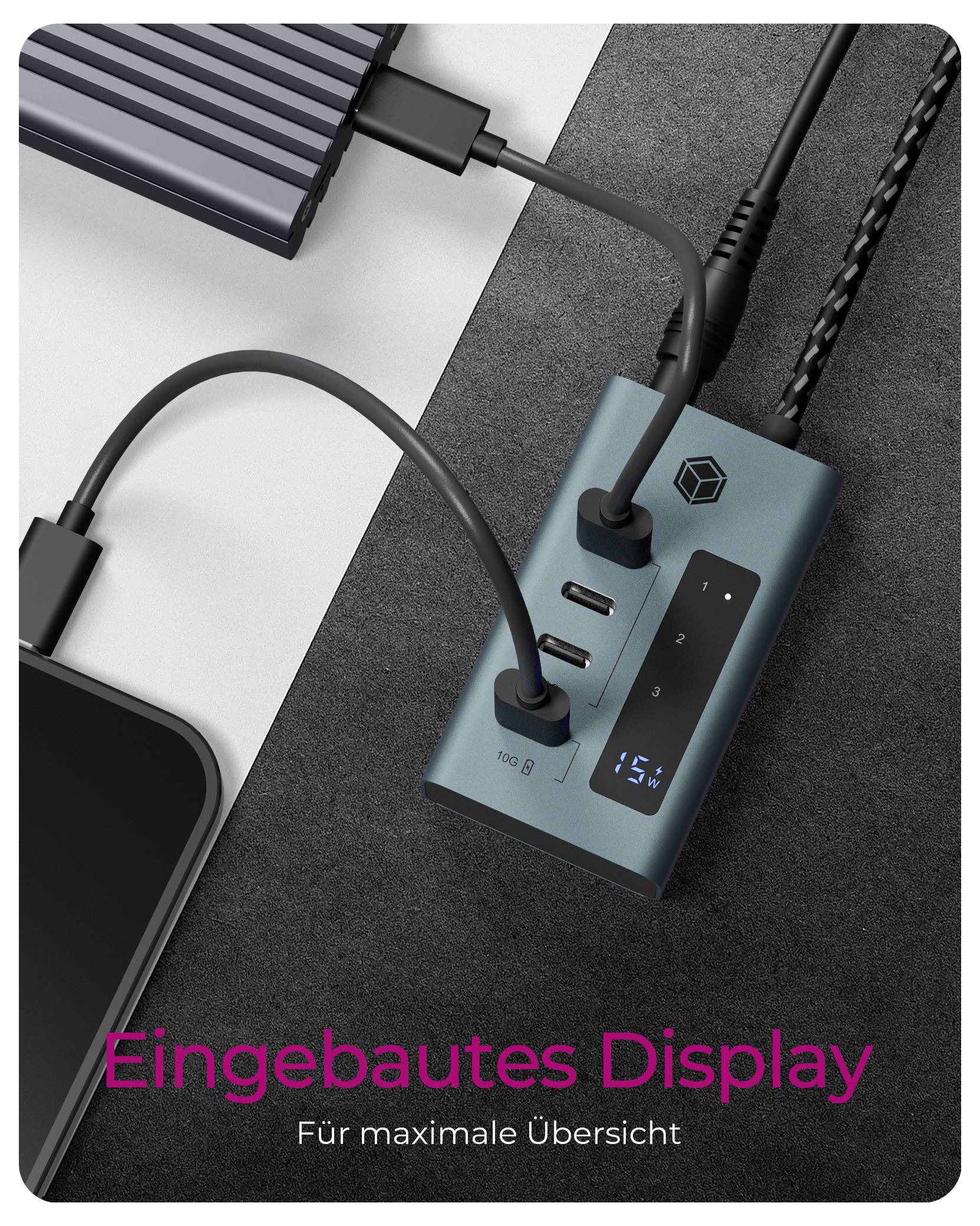Kompakter türkisgrüner USB-C-Hub mit integriertem digitalen Display, das 15,4 anzeigt, verbunden mit einem Laptop und Zubehör; Text lautet „Eingebautes Display