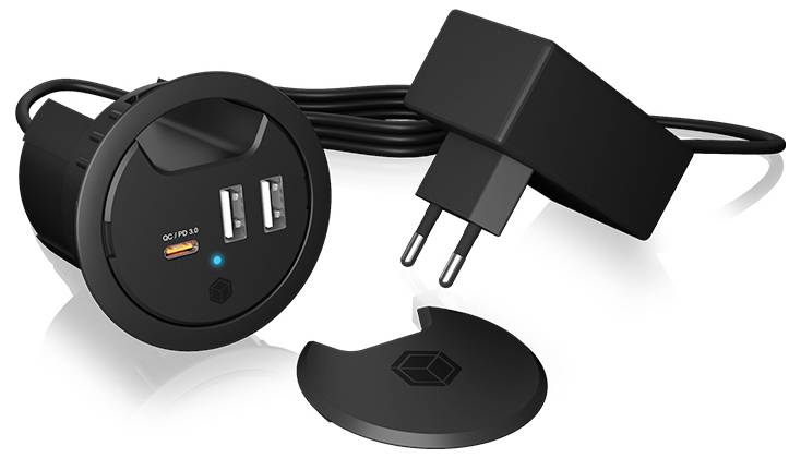 Schwarzes rundes USB-Ladegerät für das Armaturenbrett mit zwei Anschlüssen und QC 3.0-Beschriftung, gezeigt mit einem Netzteil und abnehmbarem Deckel.