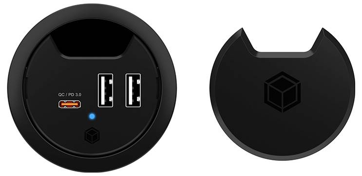 Schwarzes kreisförmiges USB-Ladegerät von vorne und hinten dargestellt; die Vorderseite hat zwei USB-A-Anschlüsse, einen USB-C-Anschluss mit der Bezeichnung „QC / PD 3.0
