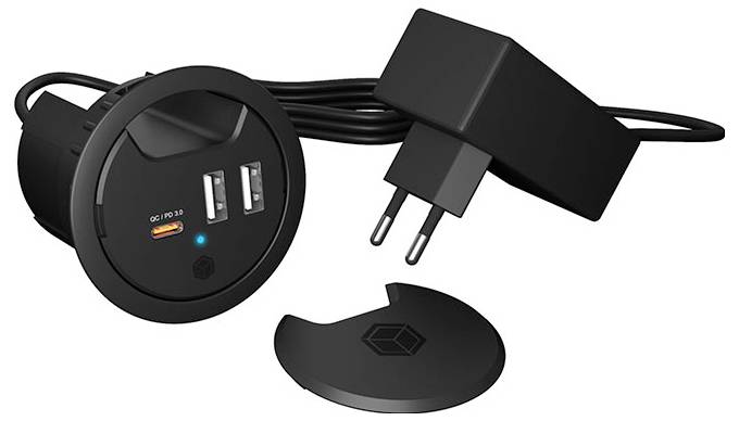 Schwarzes Dual-USB-Autoladegerät mit EU-Stecker, zeigt eine runde Steckdosenbefestigung, zwei USB-Anschlüsse, blaue Kontrollleuchte und eine abnehmbare Abdeckung.