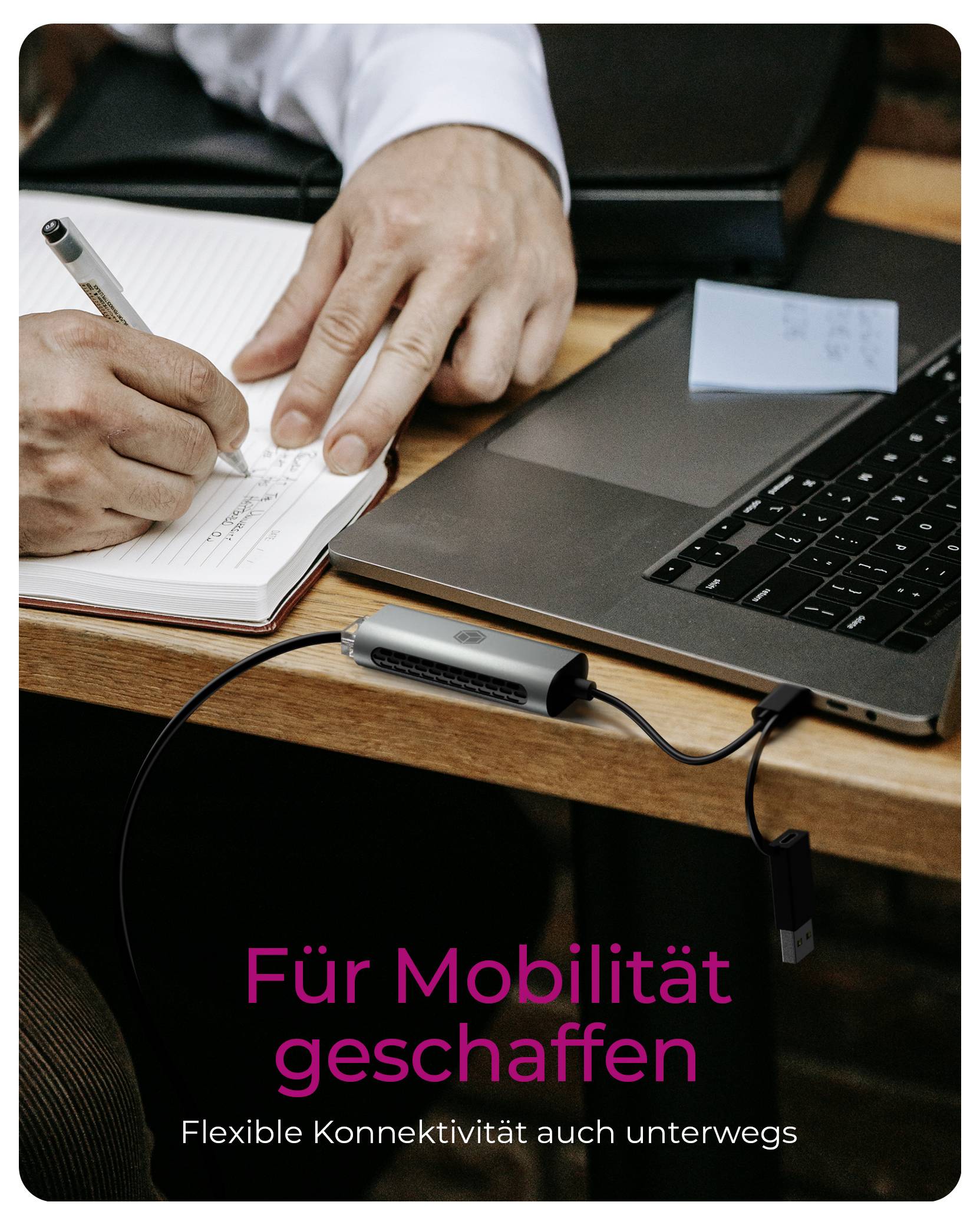 Person füllt ein Formular neben einem Laptop und einer Dockingstation aus; Text lautet „Für Mobilität geschaffen