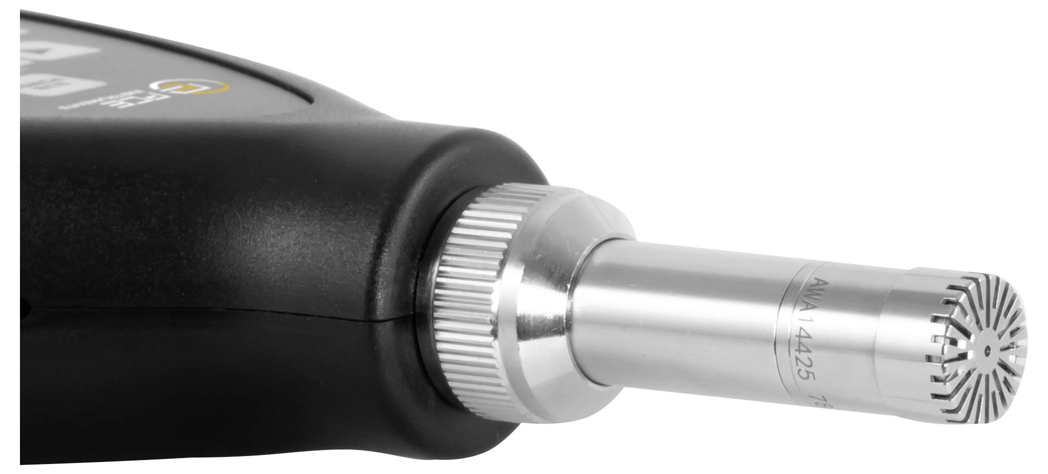 Nahaufnahme eines tragbaren elektrischen Grooming-Trimmers mit einem silbernen zylindrischen Kopf auf weißem Hintergrund.