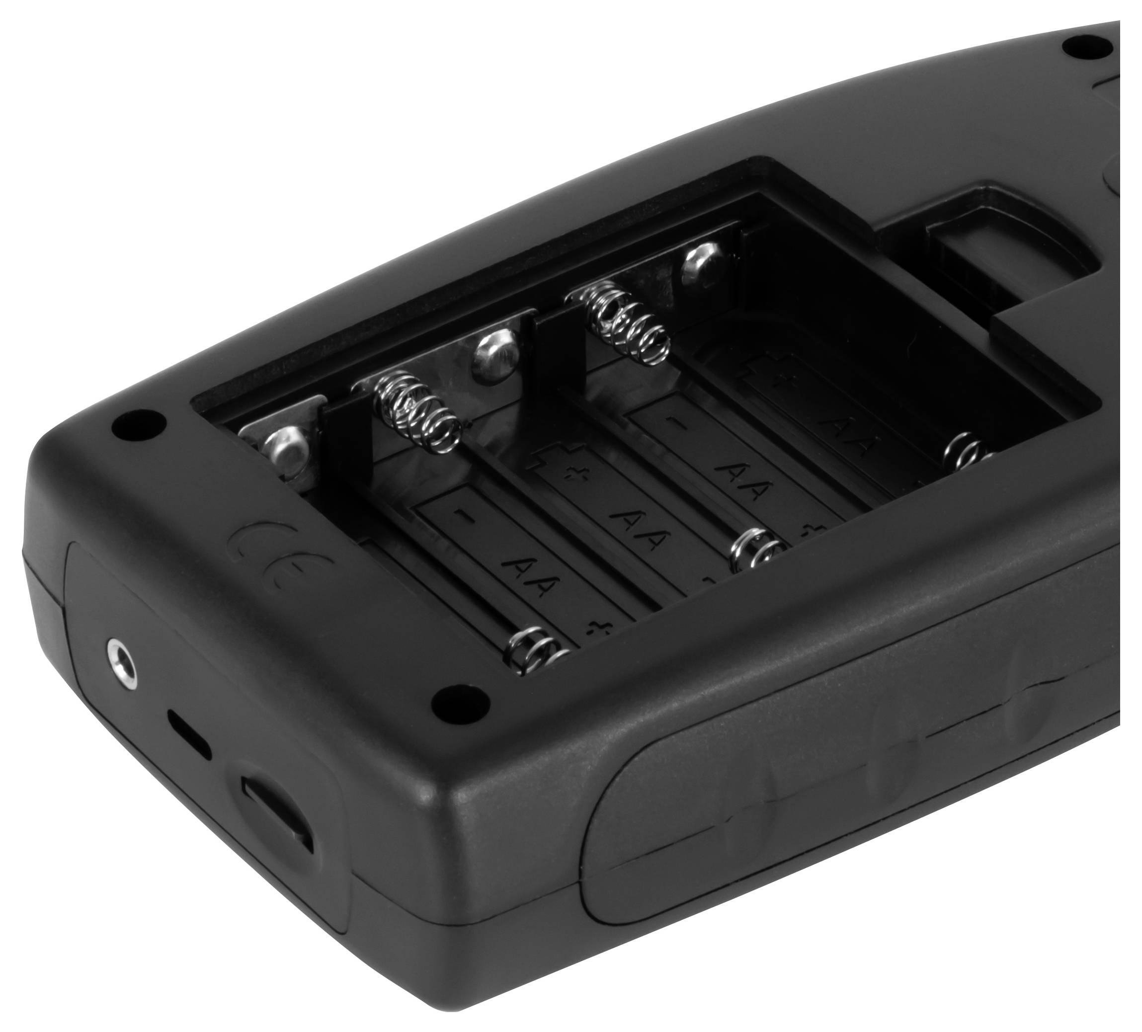 Nahaufnahme einer schwarzen Batteriehülse mit einem offenen Fach für AA-Batterien und sichtbaren Metallfedern sowie Kontakten.