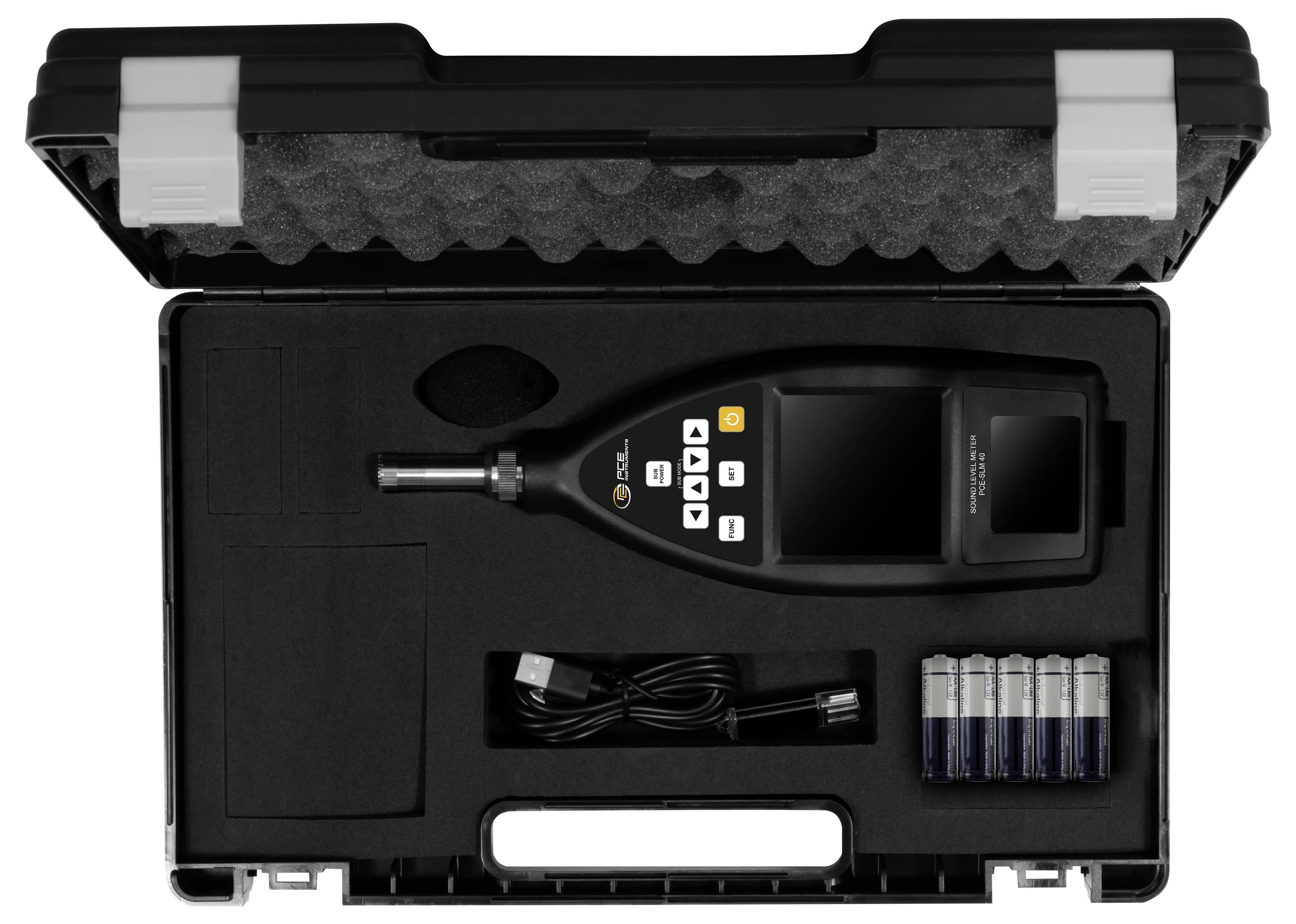 Offene schwarze Transporttasche mit einem tragbaren digitalen Messgerät, Kabel und Batterien, ordentlich in einer Schaumstoffeinlage angeordnet.