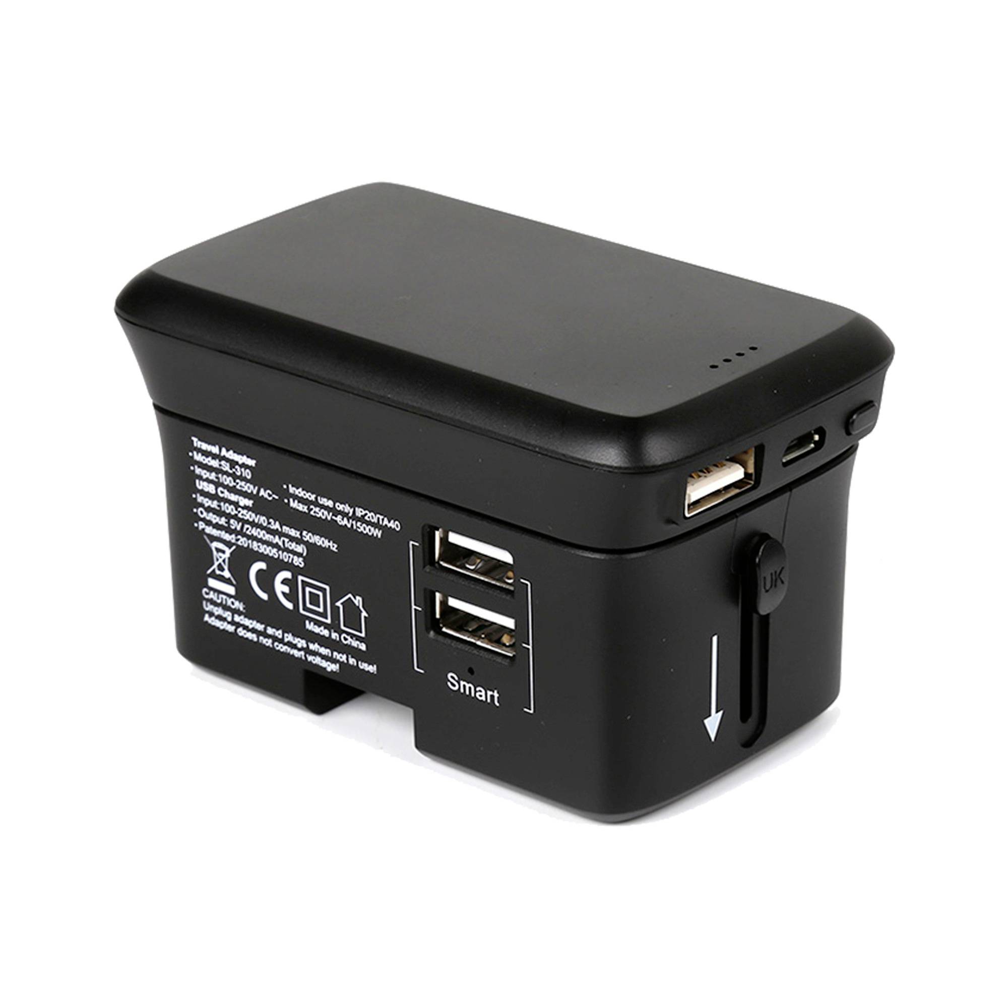 Schwarzer universeller Reise-Stromadapter mit USB-Anschlüssen und Schieberegler zur Steckerauswahl auf weißem Hintergrund.
