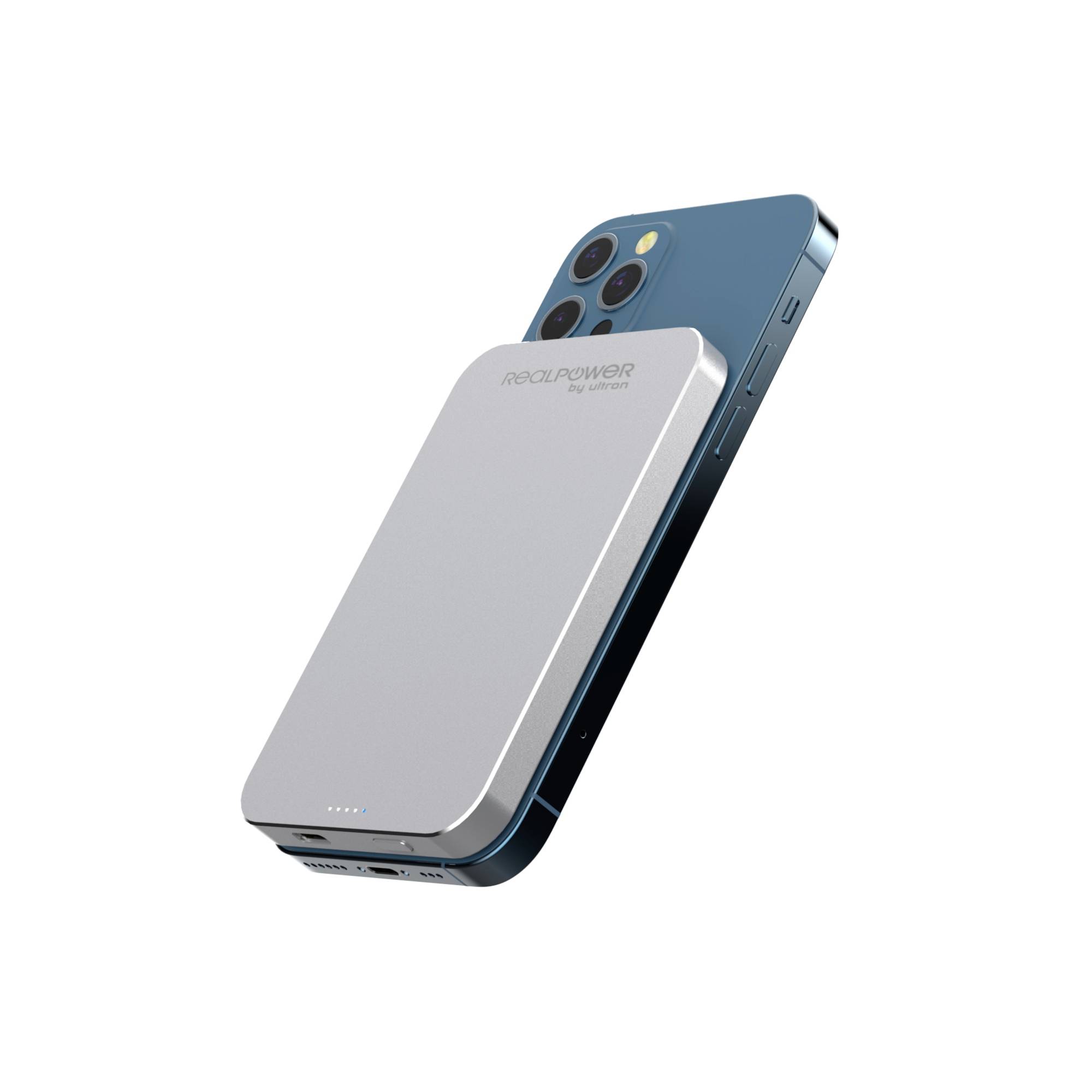Schlanke silberne RealPower-Powerbank, magnetisch an der Rückseite eines blauen Smartphones mit Dreifachkamera befestigt.