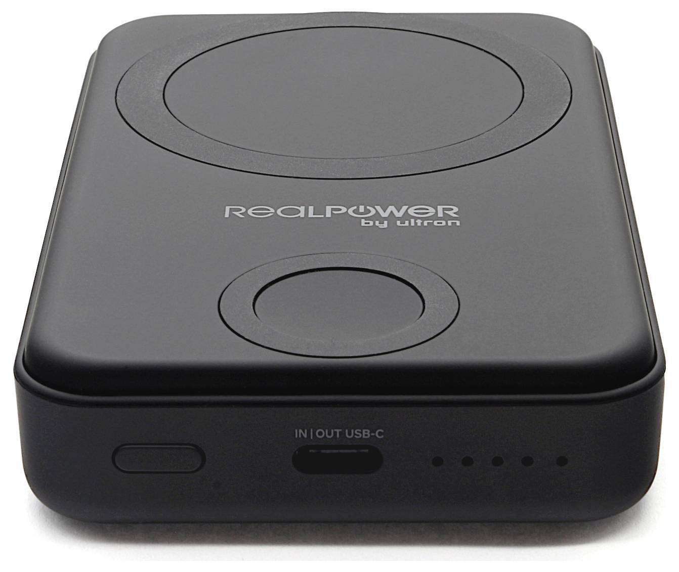 Schwarze RealPower von Ultron tragbare Powerbank mit kabellosem Ladepad, USB-C-Anschluss und Batterieladeanzeige-Leuchten.