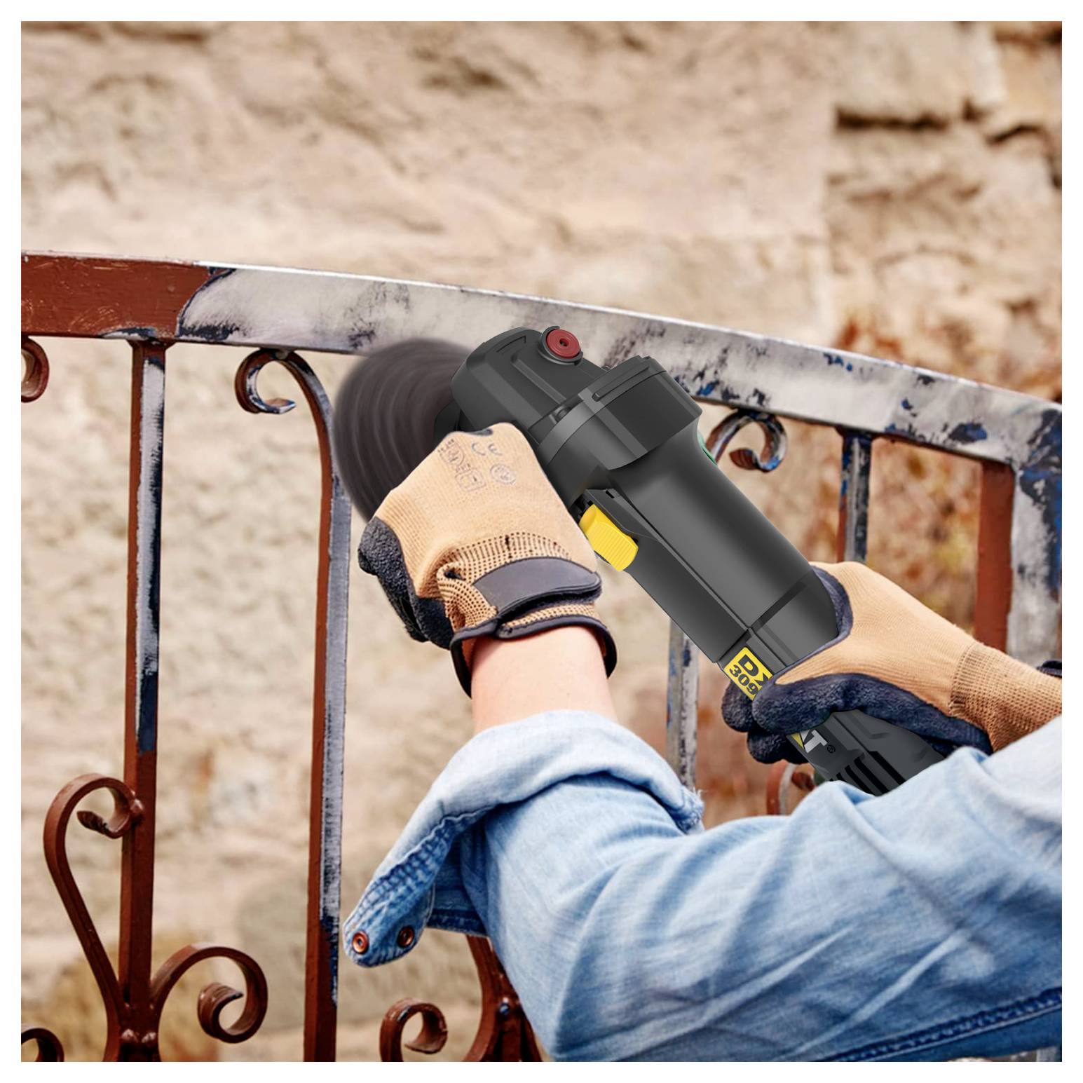 Person, die mit einem Elektroschleiffer ein Metalltor glättet, trägt Handschuhe und ein Jeanshemd im Freien.