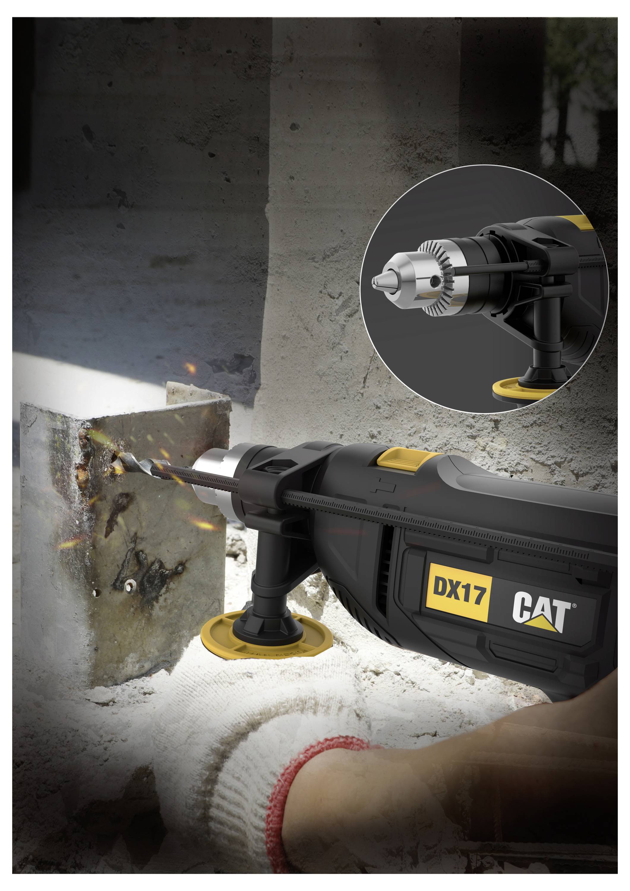 Ein CAT DX17-Bohrer mit Schlaghammer-Aufsatz bohrt in Beton, wobei Funken fliegen und ein vergrößertes Detailinset zeigt den Bohrfutter und die Bitdetails.