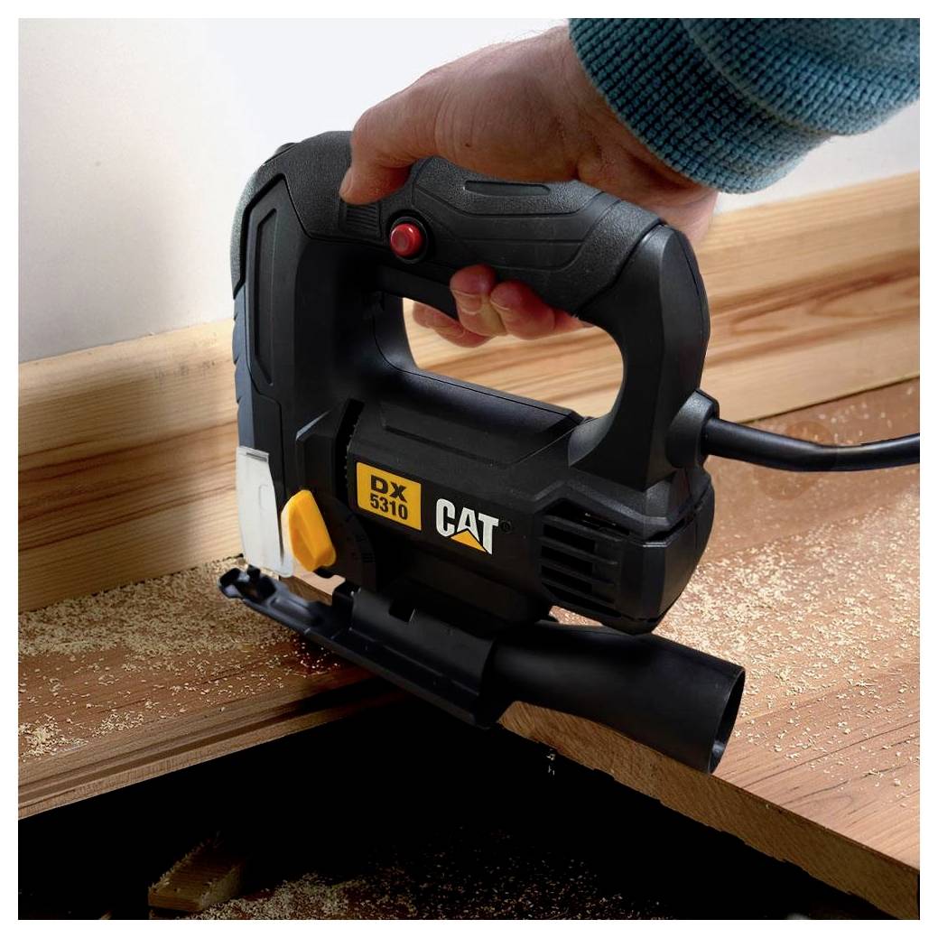 Tragbares Elektroschneidesägen-Stichsäge schneidet ein Holzbrett, mit Sägespänen rund um den Arbeitsbereich.