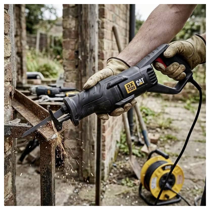 Behandschuhte Hände benutzen eine elektrische Säbelsäge, um einen rostigen Metallträger im Freien zu schneiden, wobei Funken fliegen.