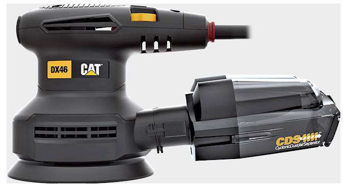 CAT DX46 Zyklonischer Staubabscheider-Aufsatz, der an einem Elektrowerkzeug angebracht ist, mit einem schwarzen und transparenten Staubsammelbehälter.