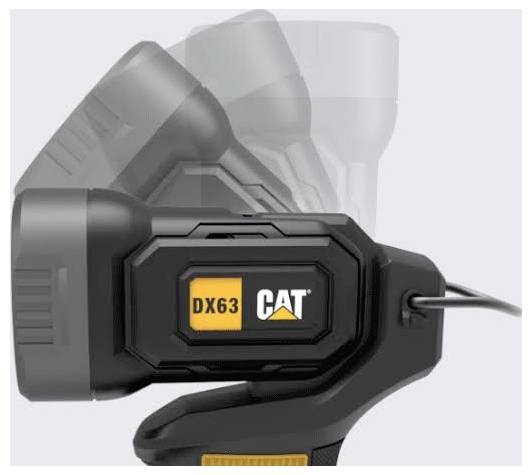 Schwarzer CAT DX63 Elektrowerkzeug-Akku, der auf einem kabellosen Werkzeug montiert ist, mit angeschlossenem Ladekabel.