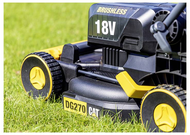 Nahaufnahme eines schnurlosen CAT bürstenlosen 18-V-Rasenmäher auf Gras liegend, mit Vorderrädern und Beschriftung „DG270