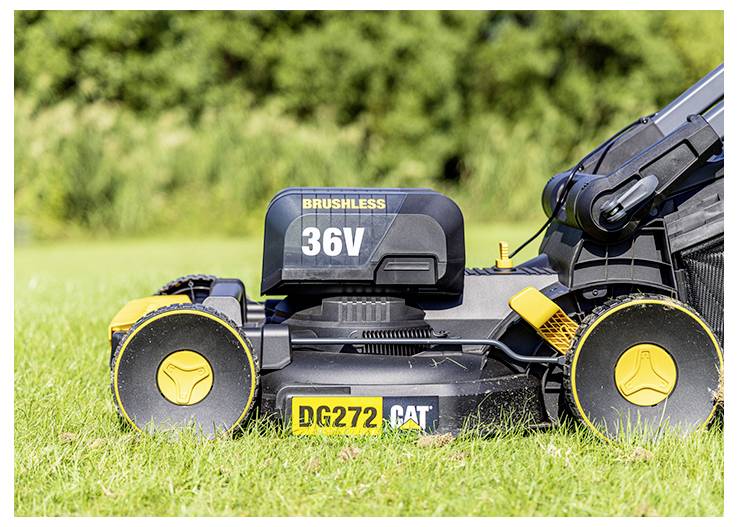 Nahaufnahme eines schnurlosen Rasenmähers auf Gras mit einer „BRUSHLESS 36V