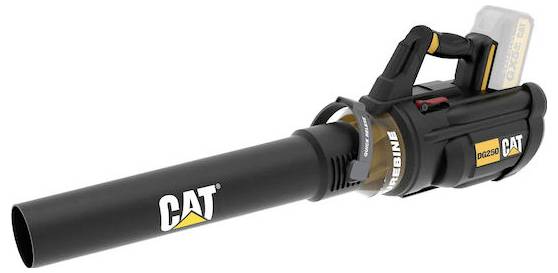 Schwarzer CAT tragbarer Laubbläser mit langem Düsenaufsatz, Seitenhgriff und Batteriepacks auf weißem Hintergrund.
