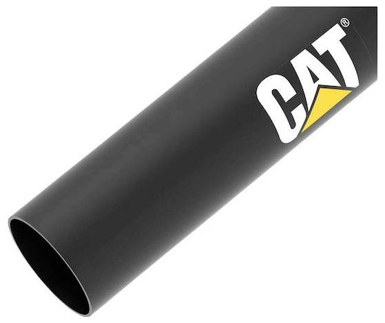 Schwarze zylindrische CAT-Markenschlauch- oder Rohrmuffe mit offenem Ende, dargestellt auf weißem Hintergrund.