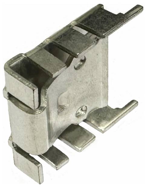 Nahaufnahme eines kleinen metallischen elektrischen Steckers oder Anschlussclips mit mehreren flachen Kontakten auf weißem Hintergrund.