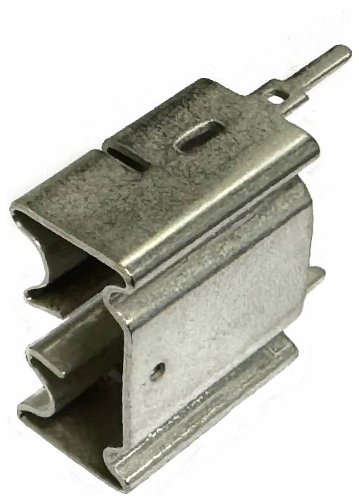 Kleiner metallischer elektrischer Stecker oder Anschlussklip mit hohlem rechteckigem Gehäuse und vorstehendem Anschlussblech, dargestellt auf weißem Hintergrund.