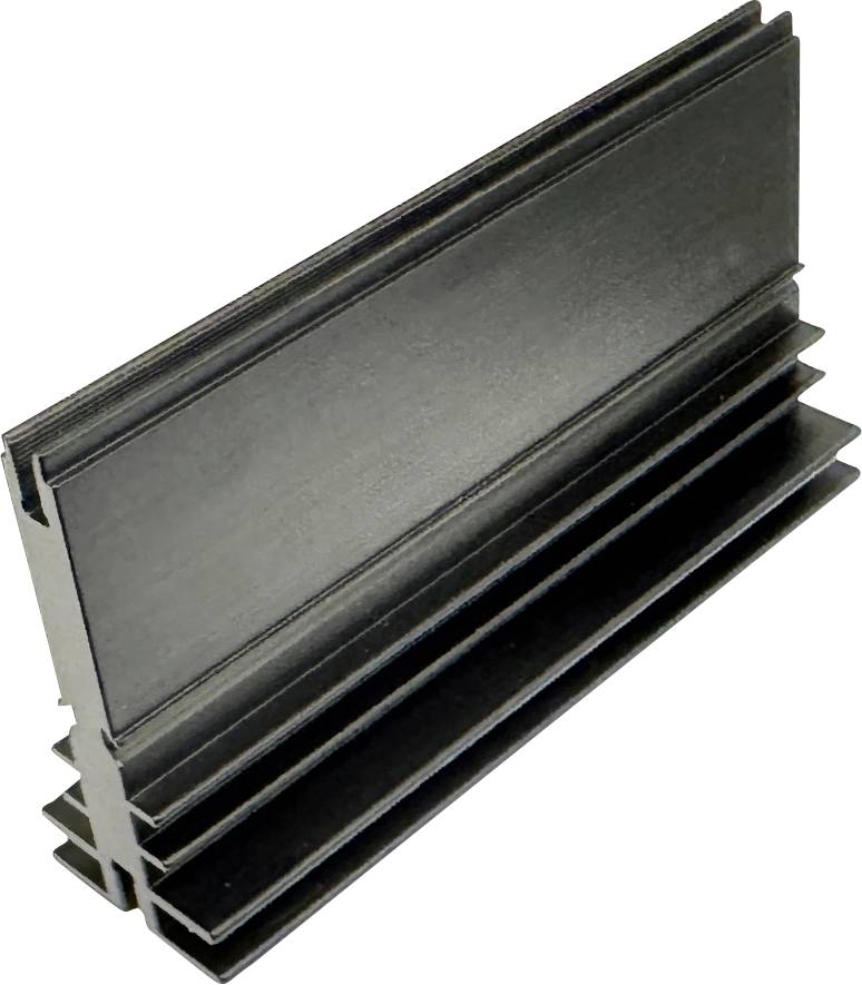 Schwarzes Aluminium-Extrusionsprofil mit gerippter Basis, gezeigt in schrägem Seitenblick auf weißem Untergrund.