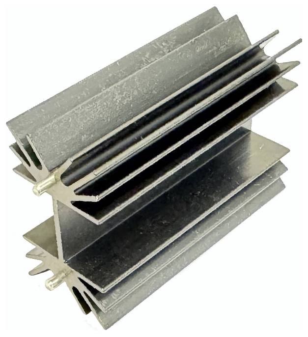 Nahaufnahme eines Metallkühlkörpers mit schwarzen Rippen und vorstehenden Stiften, verwendet zur Kühlung elektronischer Komponenten.