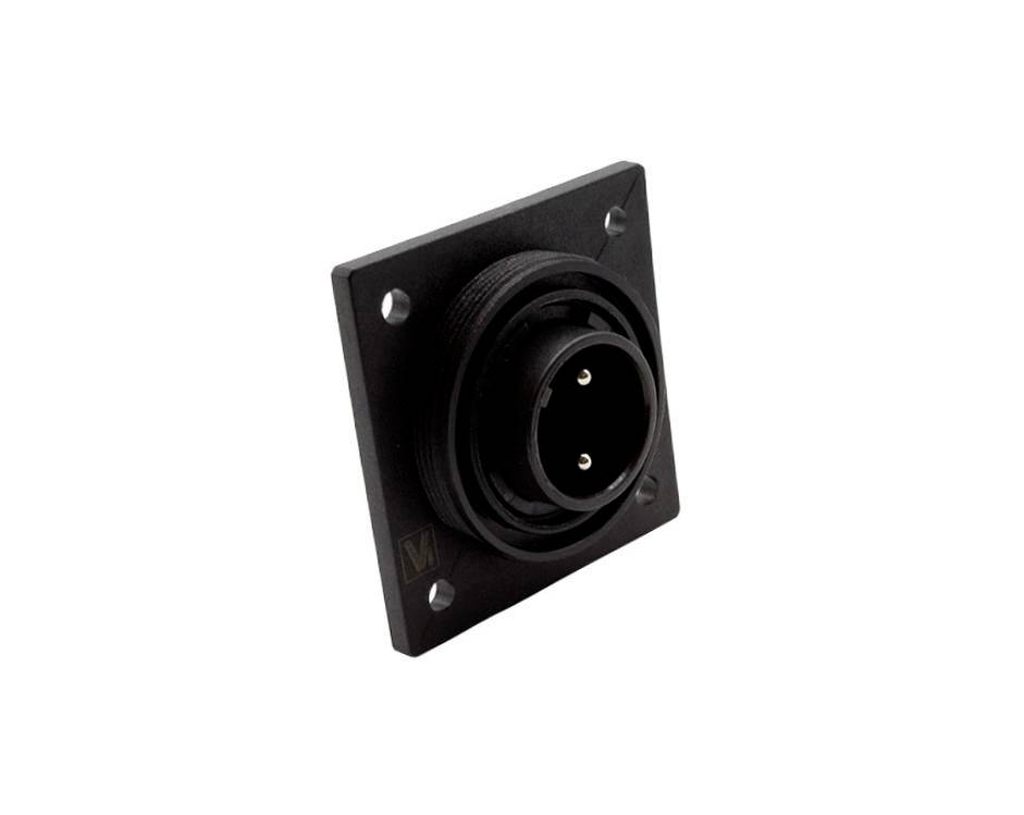 Schwarzer quadratischer Elektropanel-Stecker auf einer Blende montiert, dargestellt auf weißem Hintergrund.