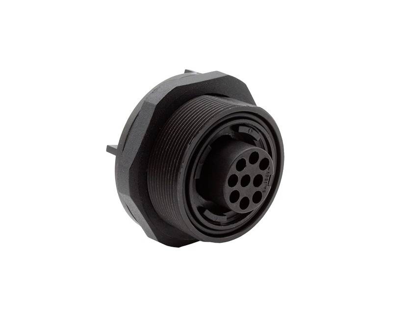Schwarzer runder Multi-Pin-Elektrostecker mit Gewindelage auf weißem Hintergrund
