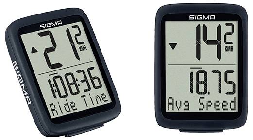 Zwei Sigma-Fahrradcomputer zeigen Geschwindigkeit und Fahrtdaten an: links wird 2,2 km/h und Fahrtzeit 10:36 angezeigt; rechts wird 14,2 km/h und Durchschnittsgeschwindigkeit 18,75 angezeigt.