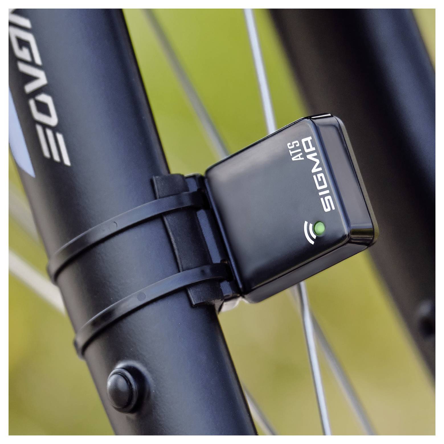 Nahaufnahme eines auf der Gabel montierten Fahrradlaufradsensors mit der Bezeichnung „SIGMA ATS
