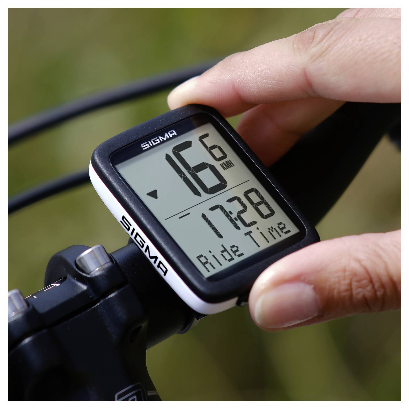 Nahaufnahme eines Sigma-Fahrradcomputers, der auf der Lenkstange eingestellt wird, mit Anzeige von 16 km, 17.28 und „Ride Time