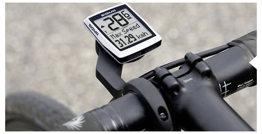 Fahradlenkstange mit einem SIGMA-Fahrradcomputer, der 28,6 und eine Höchstgeschwindigkeit von 31,29 km/h anzeigt.