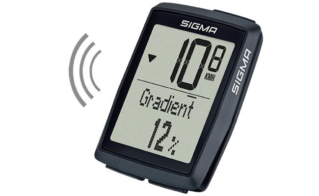 Fahrradcomputer von Sigma zeigt 10 km/h und 12% Steigung an, mit drahtlosen Signalwellen, die die Sensorverbindung anzeigen.