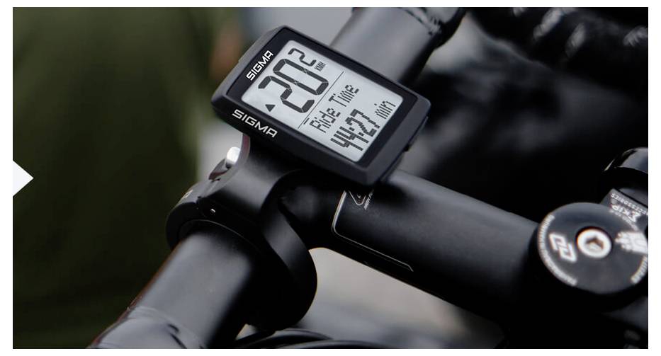 Nahaufnahme eines Sigma-Fahrradcomputers am Lenker, der auf dem Display 